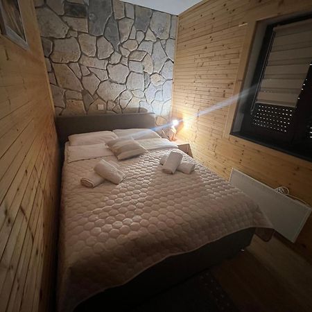 Zen Den Apartments Otočac Buitenkant foto